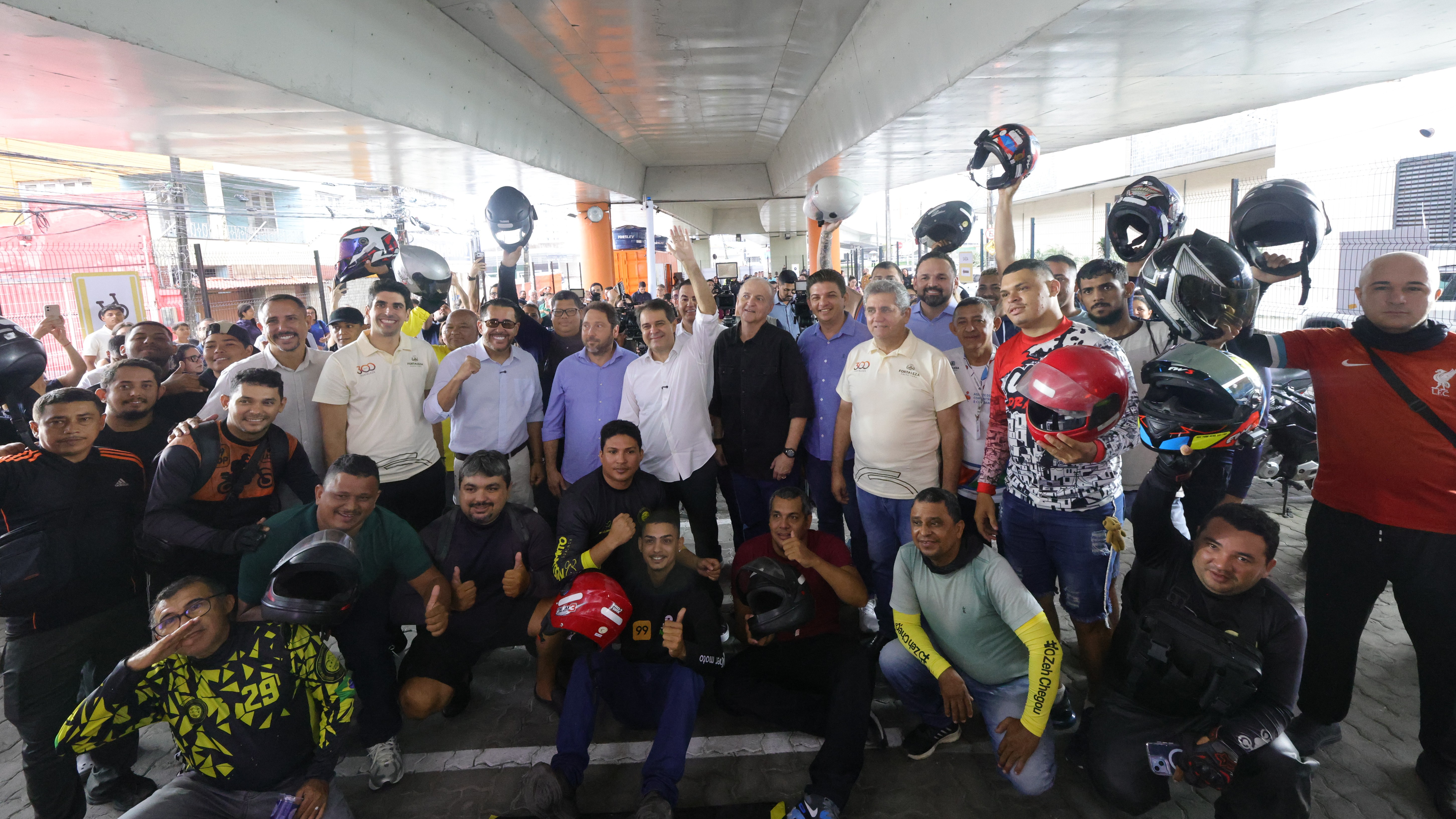 grupo de pessoas posa para a foto